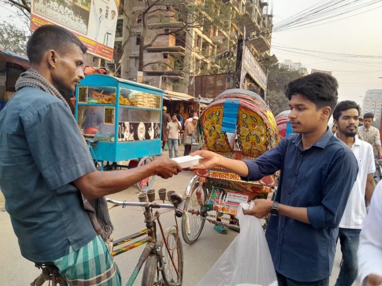 সুবিধাবঞ্চিতদের মাঝে বসুন্ধরা শুভসংঘের ইফতার বিতরণ