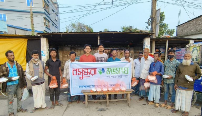 বাসস্ট্যান্ডে পথচারী ও ড্রাইভারদের মাঝে বসুন্ধরা শুভসংঘের ইফতার বিতরণ