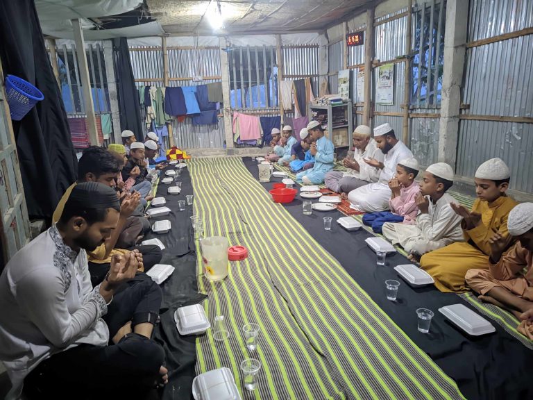 হিলিতে শাহাদাতুল উলুম হাফিজিয়া মাদ্রাসার শিশুদের নিয়ে বসুন্ধরা শুভসংঘের দোয়া ও ইফতার অনুষ্ঠিত