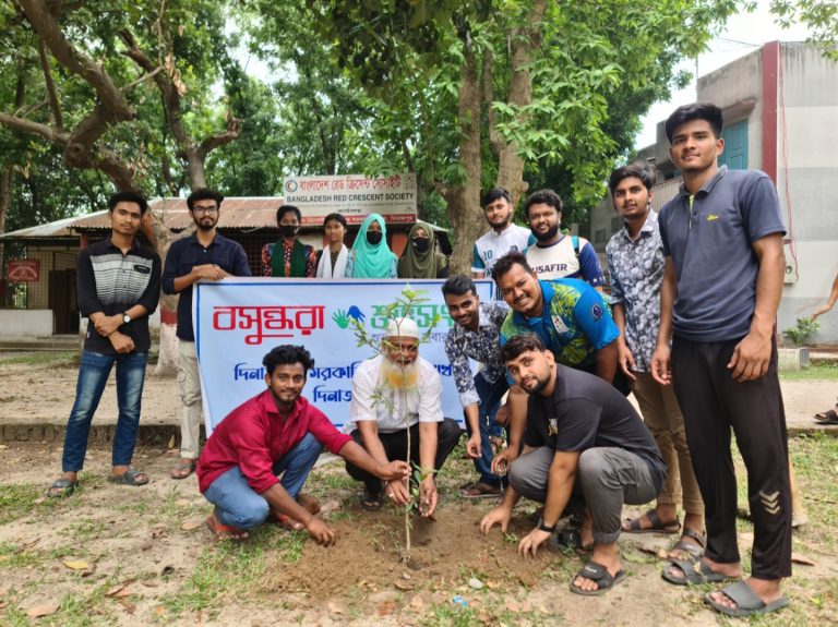 বসুন্ধরা শুভসংঘ দিনাজপুর সরকারি কলেজ শাখার উদ্যোগে বৃক্ষরোপণ কর্মসূচি পালন