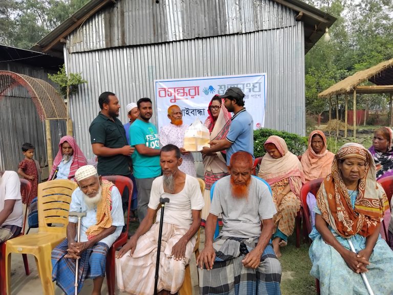 গাইবান্ধার বৃদ্ধা শ্রমে তাপদাহজনিত রোগের ওষুধ উপহার