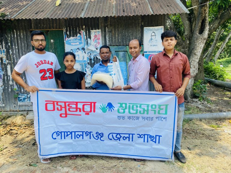 বসুন্ধরা শুভসংঘ এর খাদ্য সহায়তা পেলেন পত্রিকা বিক্রেতা