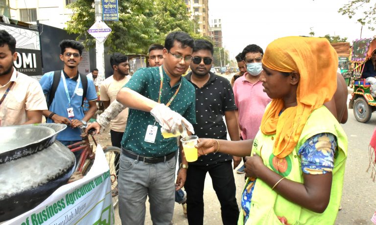 উত্তরায় পাঁচ শতাধিক শ্রমজীবীর মাঝে বসুন্ধরা শুভসংঘের শরবত বিতরন