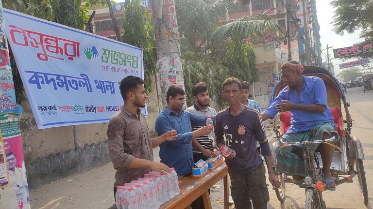 কদমতলীতে বসুন্ধরা শুভসংঘের আয়োজনে বিশুদ্ধ খাবার পানি ও স্যালাইন বিতরণ