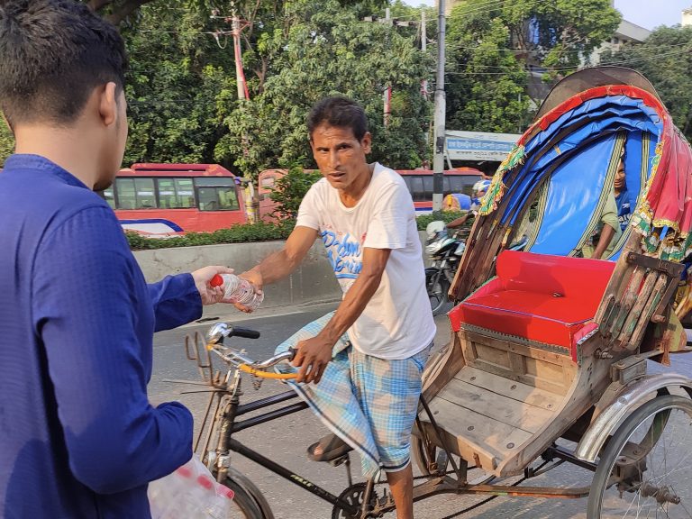 কাফরুলে শ্রমজীবী মানুষের মাঝে বিশুদ্ধ পানি ও স্যালাইন বিতরণ