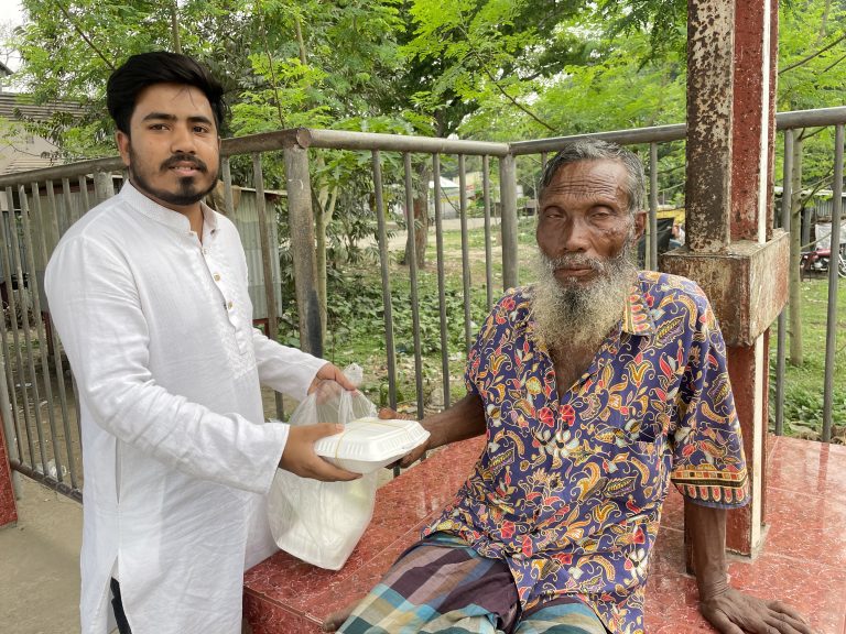 মধুখালীতে বসুন্ধরা শুভসংঘের ইফতার বিতরণ