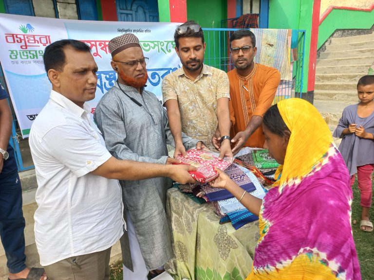 সিরাজগঞ্জে অস্বচ্ছল নারীদের মাঝে বসুন্ধরা শুভসংঘের ঈদ উপহার বিতরণ