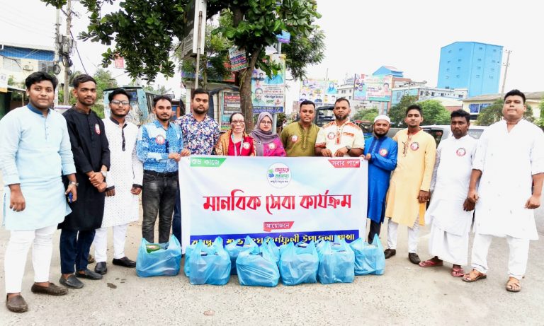 চট্টগ্রামে কর্ণফুলীতে বসুন্ধরা শুভসংঘের মাংস-রুটি বিতরণ