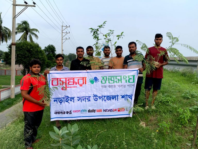 সড়কের দুপাশে বৃক্ষরোপণ করল বসুন্ধরা শুভসংঘ