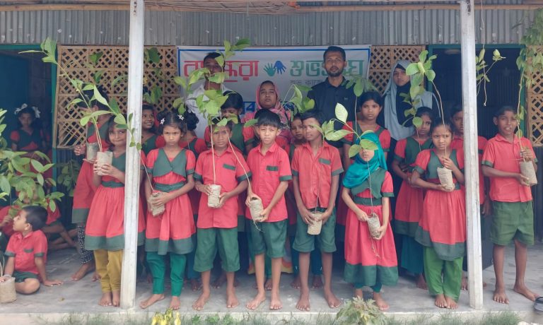 সুবিধাবঞ্চিত শিক্ষার্থীদের মাঝে বসুন্ধরা শুভসংঘের গাছের চারা বিতরণ