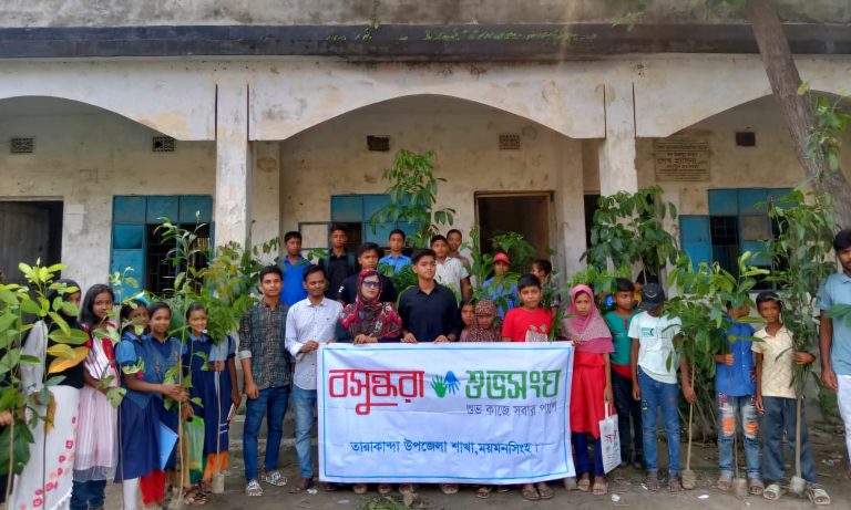 শিক্ষার্থীদের মাঝে বসুন্ধরা শুভসংঘের গাছের চারা বিতরণ