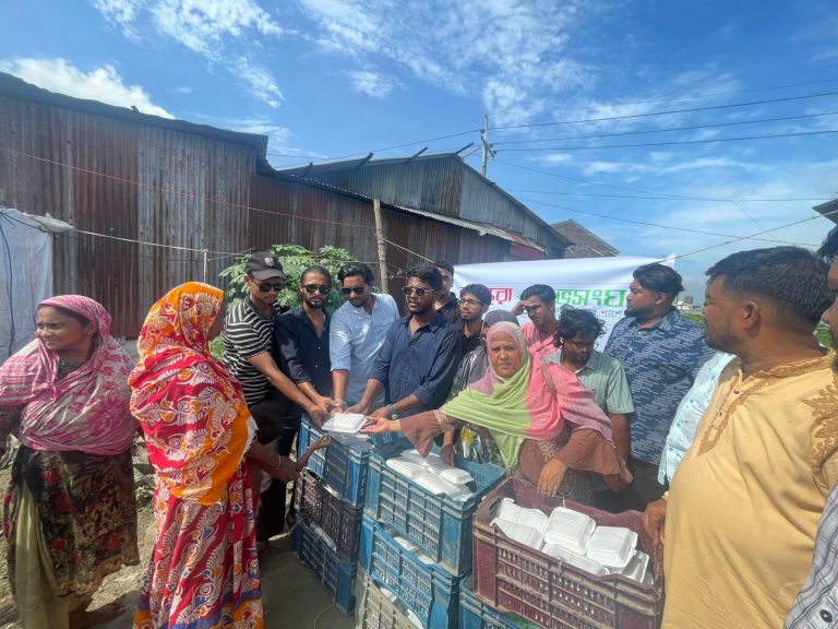 মুন্সীগঞ্জে বসুন্ধরা শুভ সংঘের উদ্যোগে গরীব-দুঃখীর মাঝে কোরবানীর গোশত ও খিচুড়ি বিতরণ