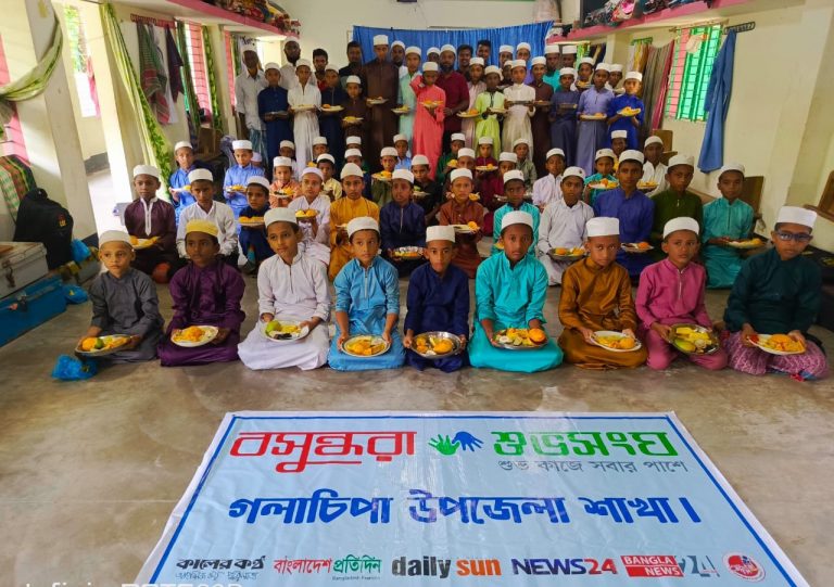 মা মাইররা যাওয়ার পর আর কেউ আদর করে একটা আস্ত আম খাইতে দেয় নাই