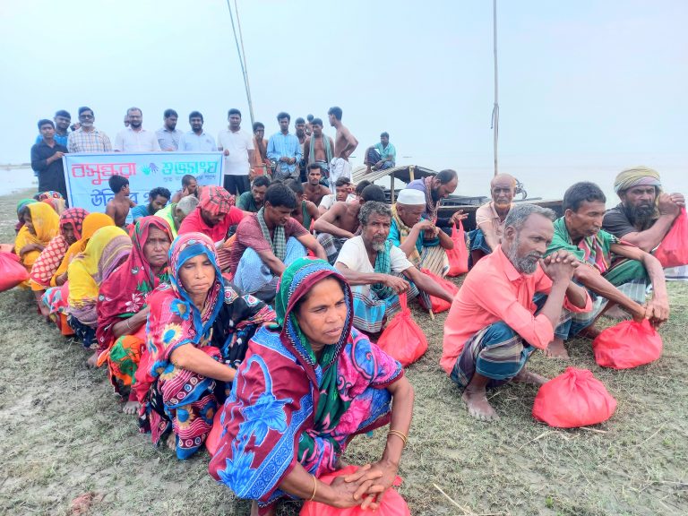 কু‌ড়িগ্রা‌মে বন‌্যার্ত‌দের মা‌ঝে শুভসং‌ঘের শুক‌নো খাবার বিতরণ