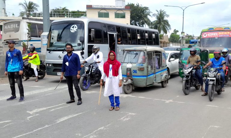 সড়কে ট্রাফিক নিয়ন্ত্রণে বসুন্ধরা শুভসংঘ বাঙলা কলেজ শাখা