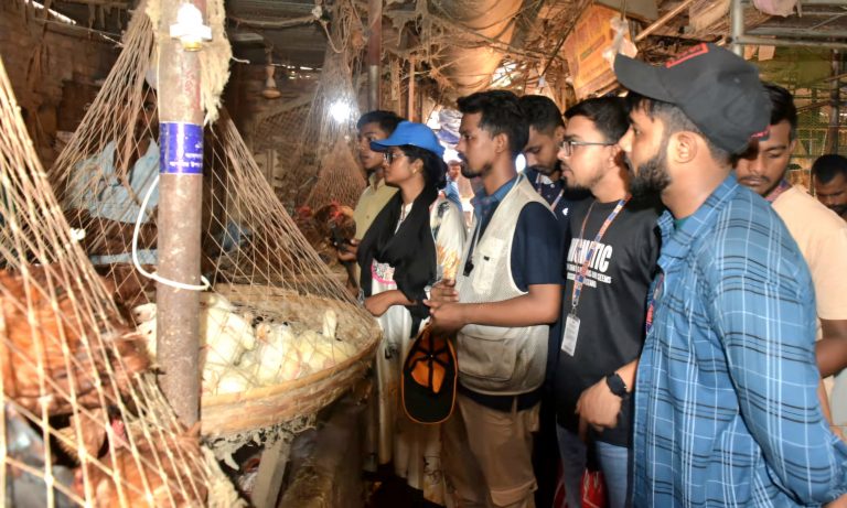 দ্রব্যমূল্য নিয়ন্ত্রণে বাজার তদারকিতে শিক্ষার্থী ও বসুন্ধরা শুভসংঘ