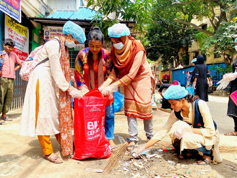 রাজধানীতে বসুন্ধরা শুভসংঘের পরিচ্ছন্নতা কর্মসূচি