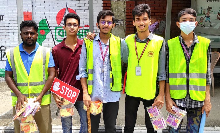 ট্রাফিক নিয়ন্ত্রণকারী শিক্ষার্থীদের বসুন্ধরা শুভসংঘের টিস্যু বিতরণ