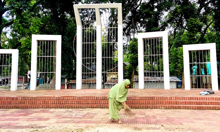 গাজীপুরের কালীগঞ্জে বসুন্ধরা শুভসংঘের শহীদ মিনার পরিচ্ছন্নতা কর্মসূচি