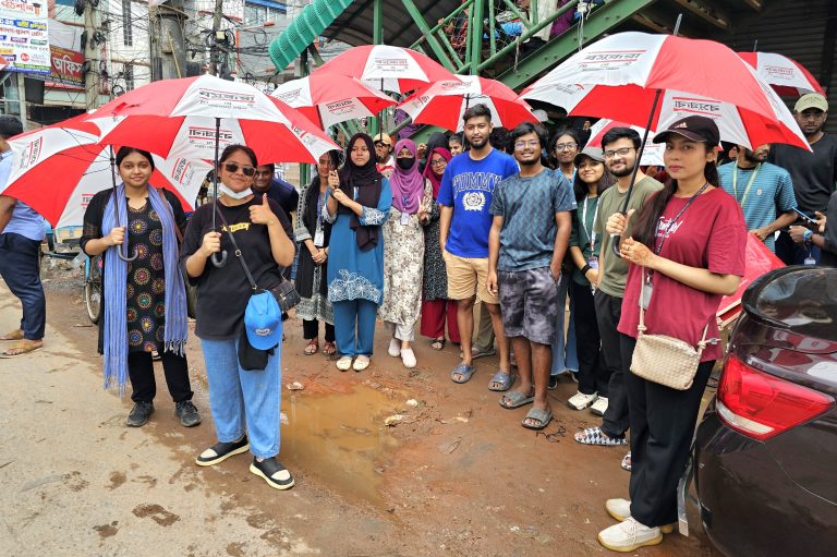 সাভারে রোদ-বৃষ্টি থেকে রক্ষায় স্বেচ্ছাসেবীদের ছাতা দিল বসুন্ধরা শুভসংঘ