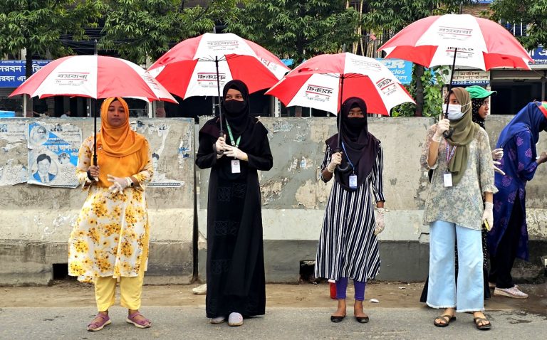 সাভারে ট্রাফিক নিয়ন্ত্রণকারী স্বেচ্ছাসেবীদের ছাতা দিল বসুন্ধরা শুভসংঘ