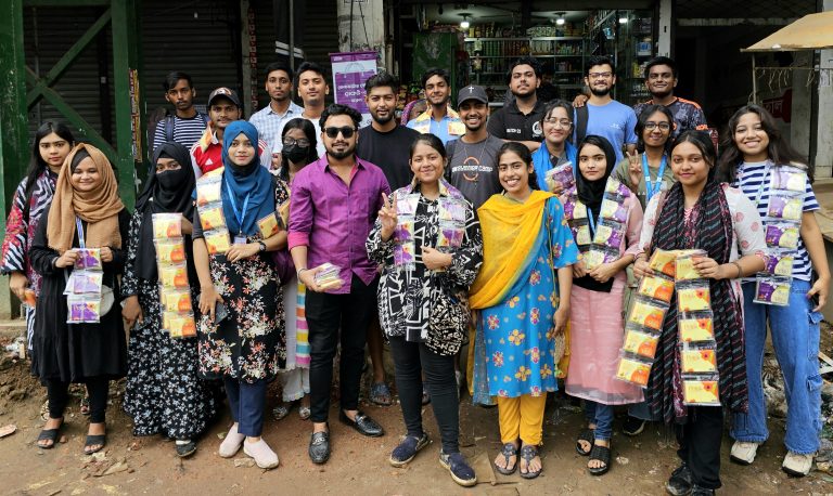 অশুদ্ধতাকে মুছে ফেলতে সাভারে বসুন্ধরা শুভসংঘের টিস্যু বিতরণ