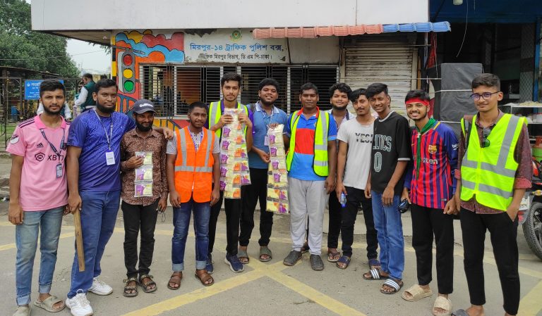 রাস্তায় ট্রাফিকের দায়িত্ব পালনকারী শিক্ষার্থীদের মাঝে টিস্যু বিতরণ