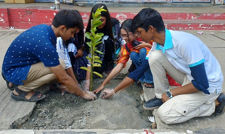 পরিবেশ রক্ষায় বসুন্ধরা শুভসংঘের সাথে কাজ করছে শিক্ষার্থীরা