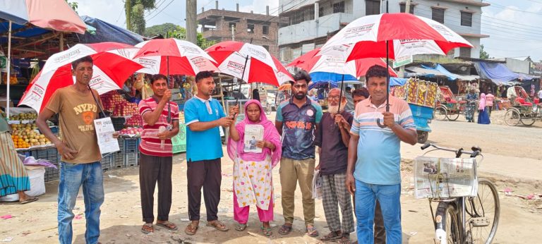 বসুন্ধরা গ্রুপের ছাতা উপহার পেয়ে আবেগ আপ্লুত গোবিন্দগঞ্জের সংবাদপত্র হকাররা