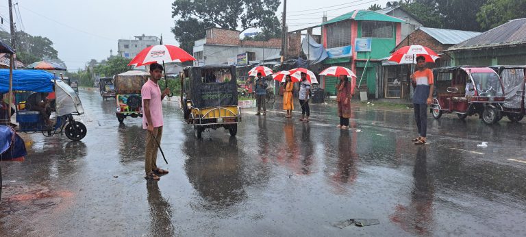 গাইবান্ধায় ট্রাফিক নিয়ন্ত্রনে  দায়িত্বপালনকারীদের  শুভ সংঘের ছাতা উপহার