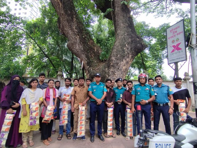 ঢাকা বিশ্ববিদ্যালয় এলাকায় স্বেচ্ছাসেবীদের মাঝে টিস্যু বিতরণ