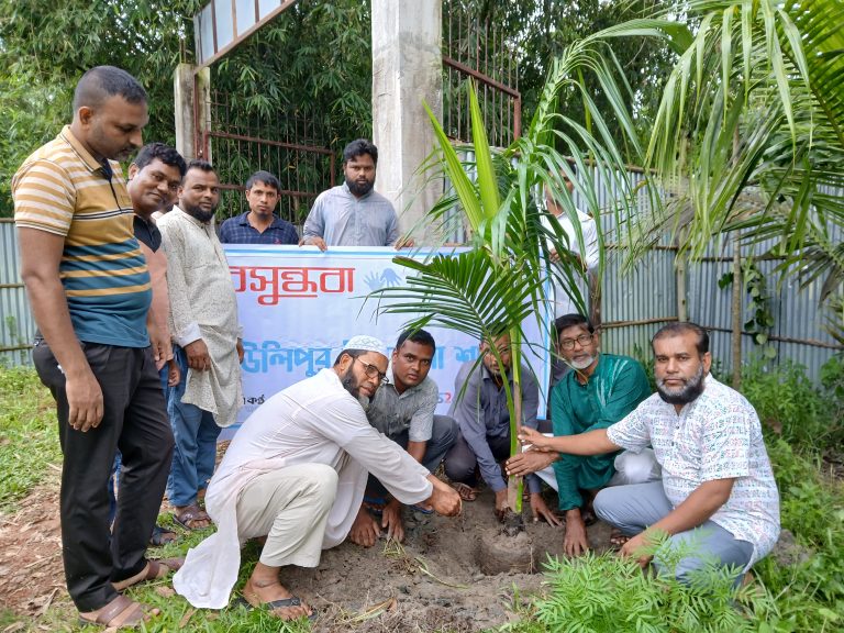 ছাত্র আন্দোল‌নে নিহতদের স্মর‌ণে উলিপু‌রে শুভসংঘের বৃক্ষ‌রোপণ