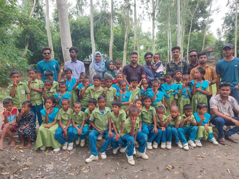 উলিপু‌রে বসুন্ধরা শুভসংঘ স্কু‌লে শিক্ষার্থী‌দের মধ্যাহ্নভোজ