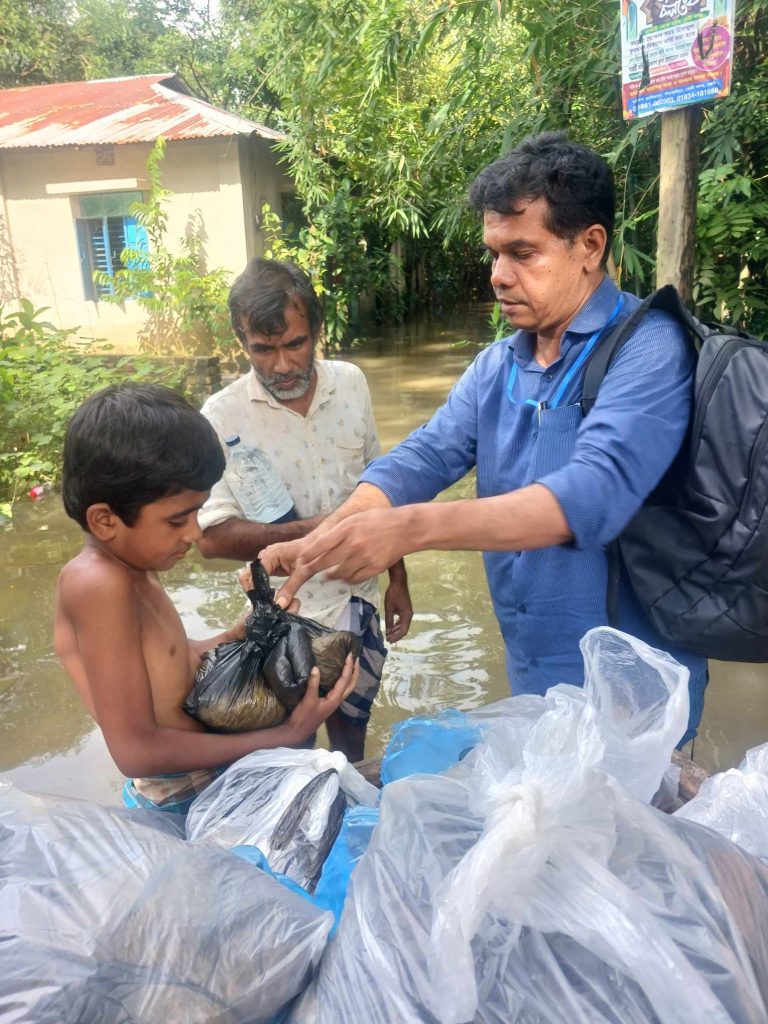 ফেনীতে ৩০০ প্যাকেট খিচুড়ি বিলি ‘বসুন্ধরা’ ‘শুভসংঘে’র চাল, পানিসহ নানা সামগ্রী পেল ১০ পরিবার