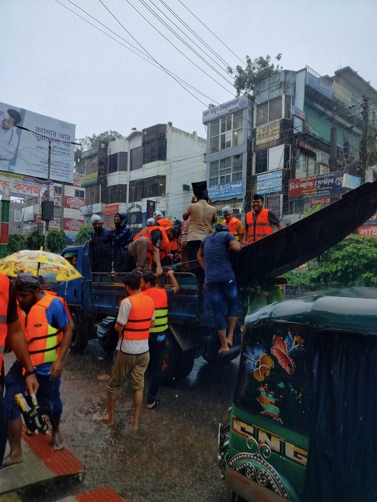 ফেনীতে ভয়াবহ বিপর্যয় উদ্ধারে কাজ করছে ‘বসুন্ধরা’ ‘শুভসংঘ’ সদস্যরা খিচুড়ি বিতরণ শুরু