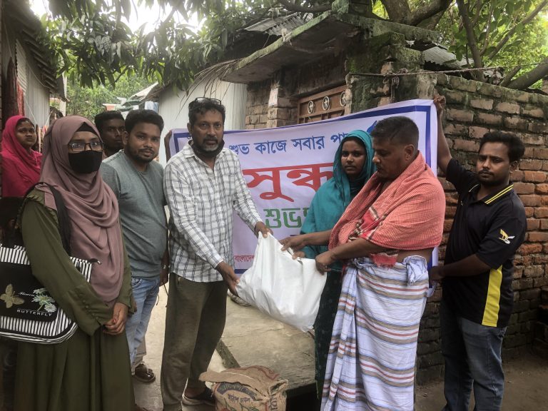 কুষ্টিয়ায় নিহত চা বিক্রেতা অব্দুল্লাহ পরিবারের জন্যে বসুন্ধরা শুভসংঘের উপহার