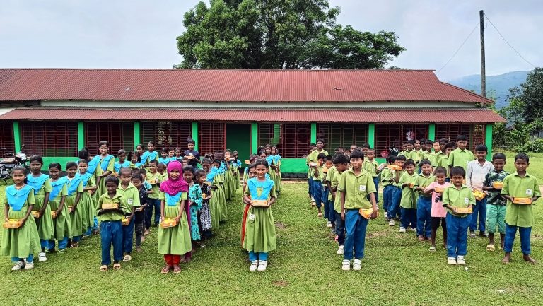 বারেকটিলায় বসুন্ধরা শুভসংঘ স্কুলের শিক্ষার্থীরা পেল দুপুরের খাবার